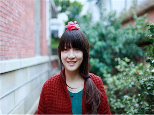 笑容甜美非主流卷发女生图片