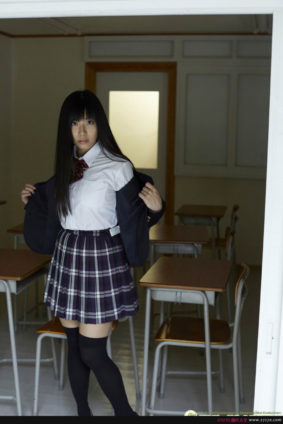 内野未来学生制服性感迷人