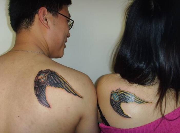 情侣肩并肩上幸福走下去纹身图案