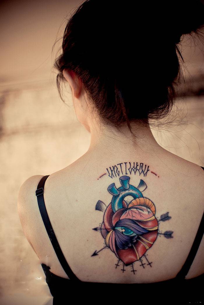 女生后背彩绘纹身图案可爱精美