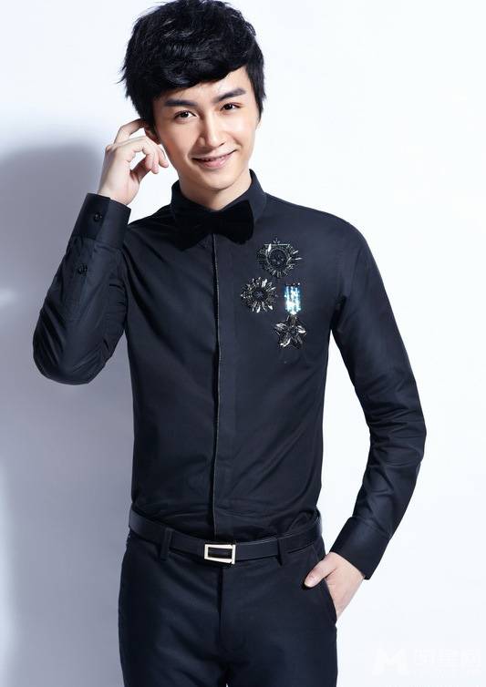 陈晓坚毅眼神诠释成熟稳重气质