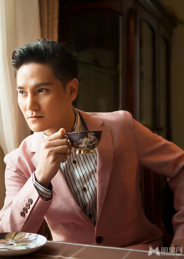 香港演员丁子峻粉色西装展绅士魅力