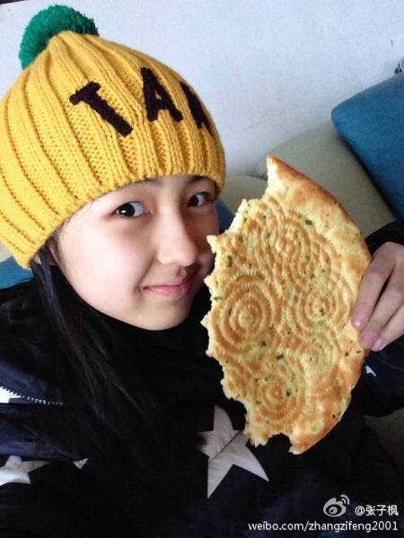 清纯小萝莉张子枫可爱搞怪生活照