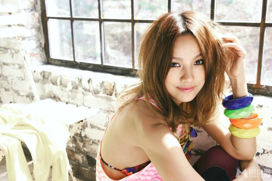 韩国女歌手李孝利释放性感迷人写真