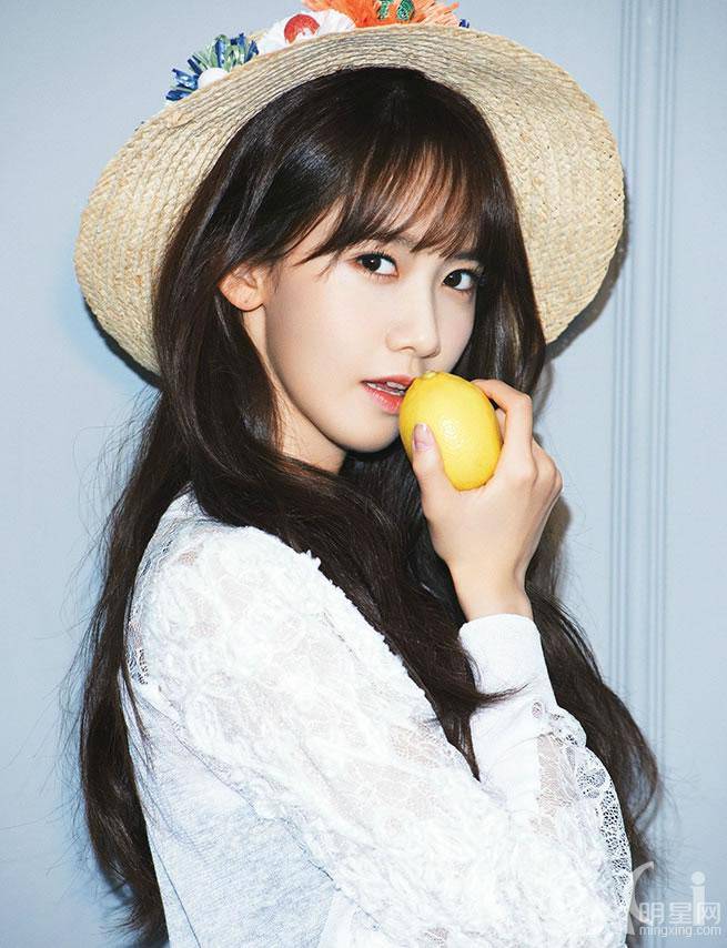 韩国女星林允儿时尚潮搭恋上水果