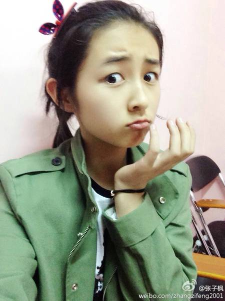 清纯小萝莉张子枫可爱搞怪生活照