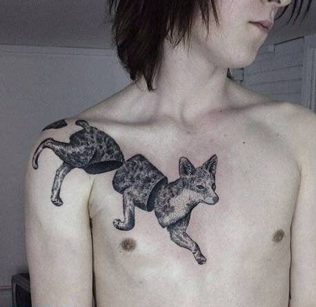 帅哥身上的个性狐狸纹身图片