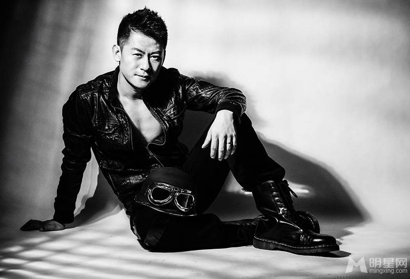 青年演员李健帅气黑白机车服时尚写真
