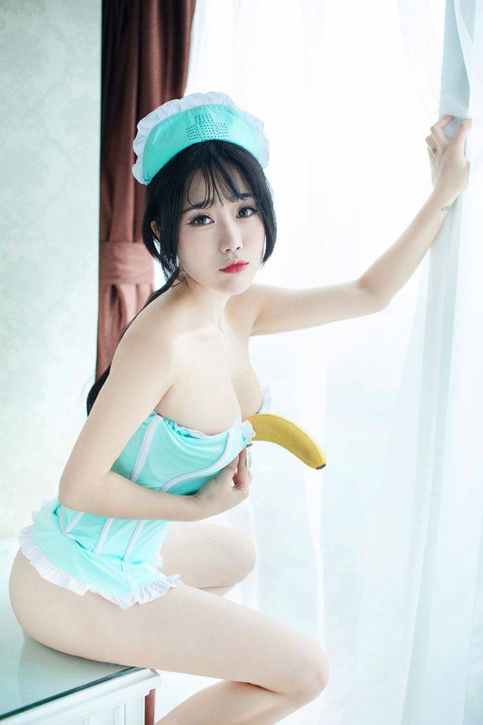 性感护士美眉兜豆靓吃香蕉私房写真套图