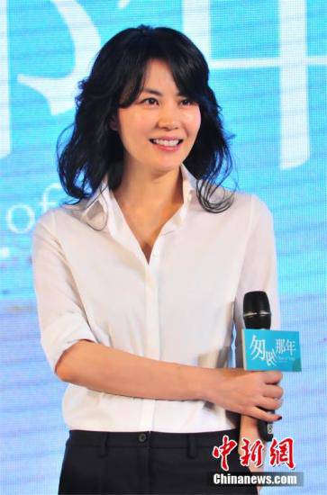 王菲被曝大部分时间陪谢霆锋 为女儿全面停工