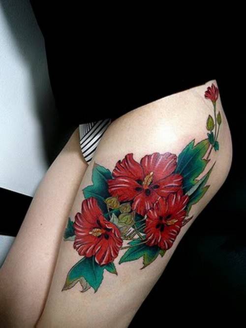 美女腿部上的梅花纹身图案