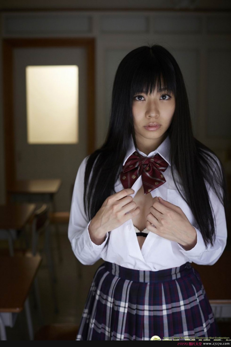 内野未来学生制服性感迷人