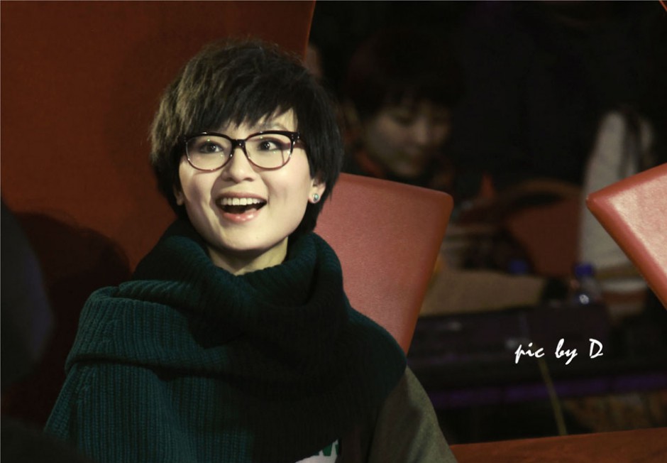 周笔畅调皮可爱录制节目现场组图