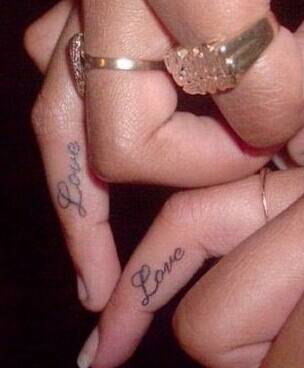 情侣手指唯美英文小字母纹身图