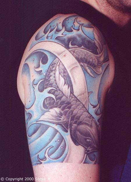 男子肩部彩绘鲤鱼纹身图案