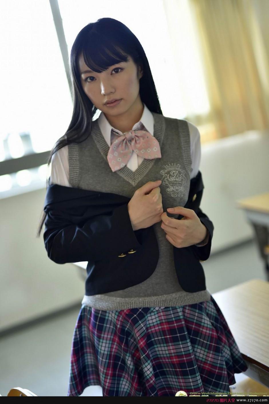 白河优菜学生制服性感迷人