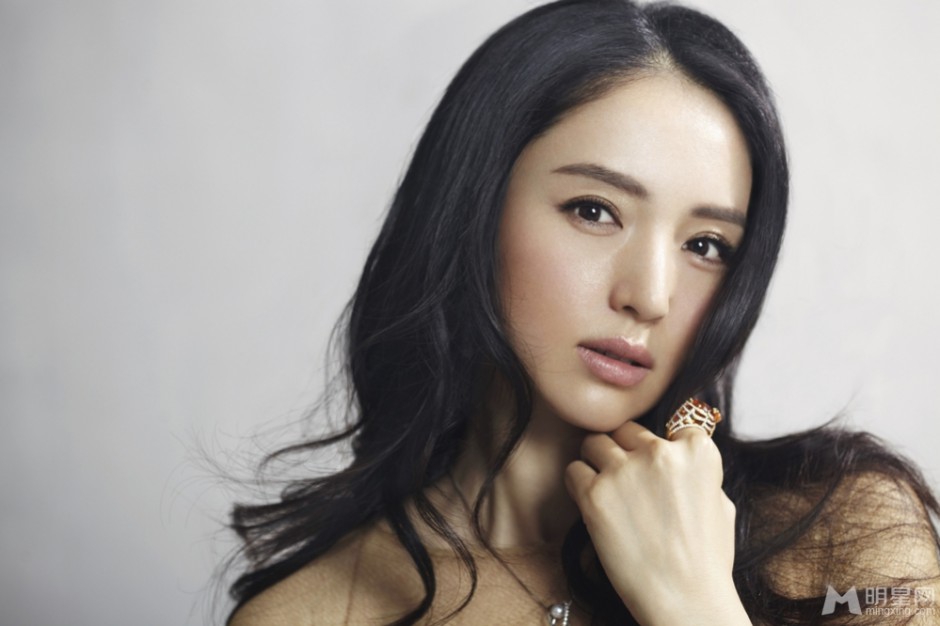 人气女星董璇温婉迷人写真照