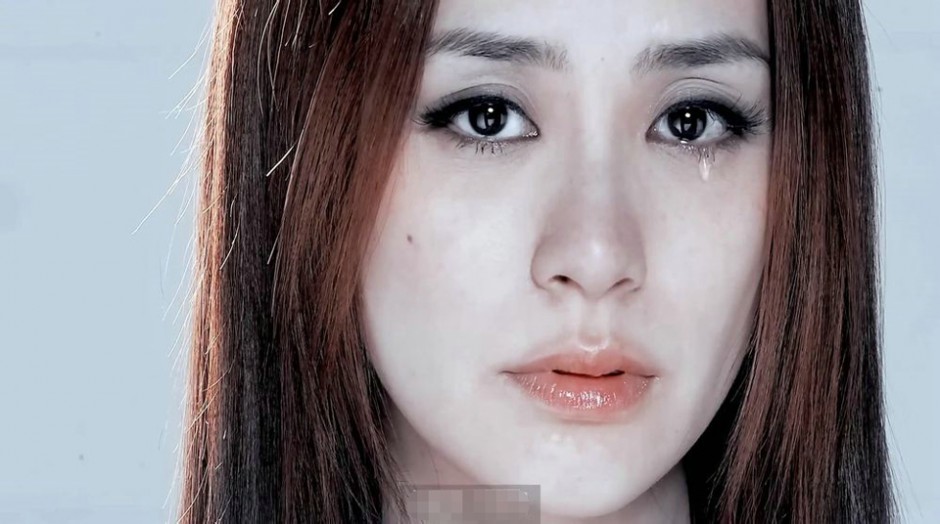 香港女歌手钟欣潼泪眼惹人怜组图