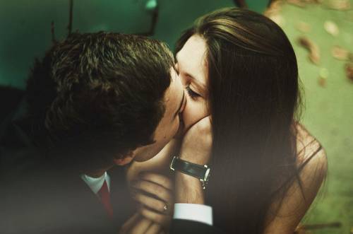 情侣甜蜜浪漫亲吻唯美图片