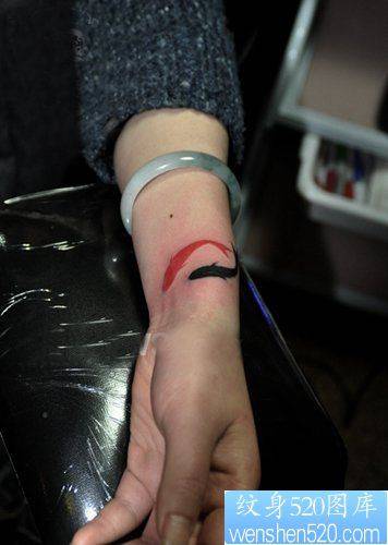 女生手腕小鲤鱼纹身图案提供