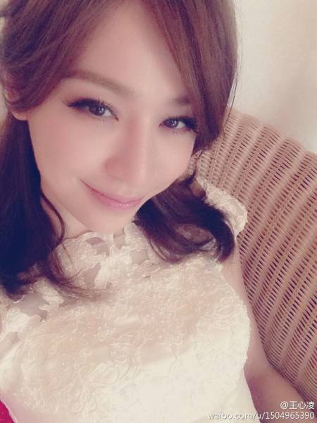 爱笑台湾女星王心凌自拍照