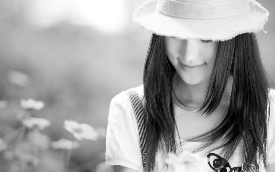 微笑的女孩黑白风格浪漫背景图片素材