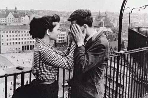 黑白图片欧美情侣接吻