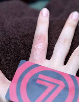 鸽子血手指隐形图腾纹身图片