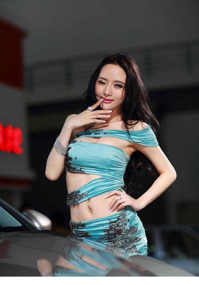 广州车展模特惊艳全场让人过目不忘