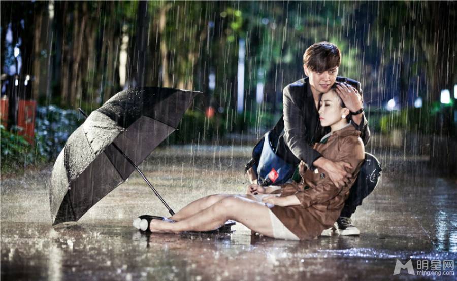 当代都市爱情偶像剧《深圳合租记》吻戏剧照