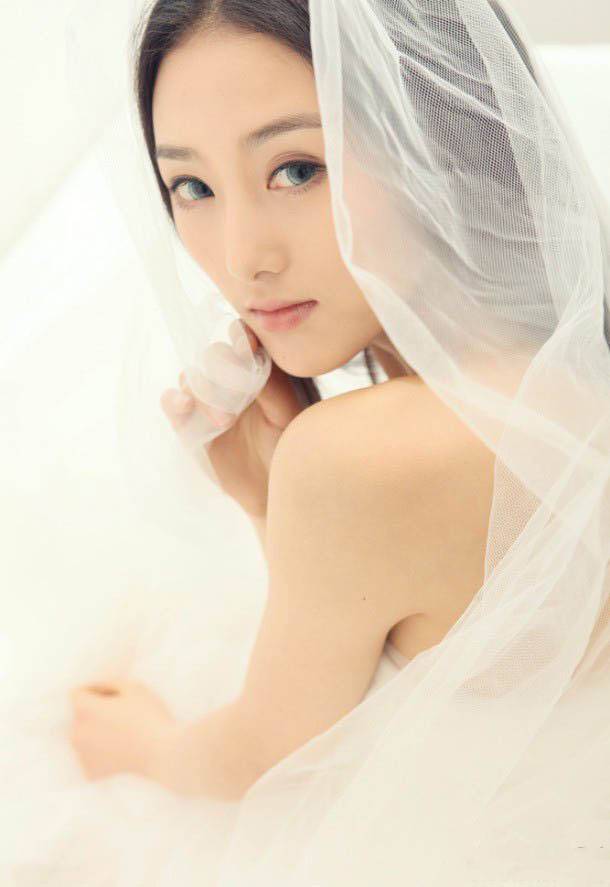 蓝眼睛混血美女性感薄纱遮体诱人照