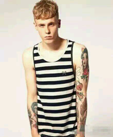 欧美型男黑白花臂刺青纹身图片