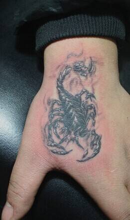 手臂虎口蝎子刺青纹身男生个性纹身图案