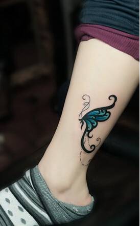 女生小腿优雅的蝴蝶纹身图片