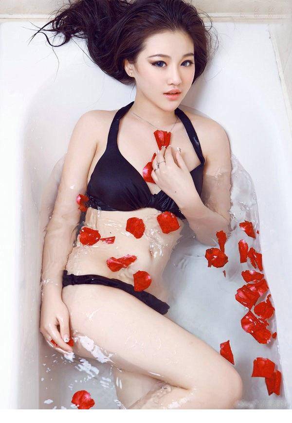 养眼美女模特极度性感写真照