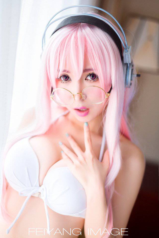 粉色梦幻Cosplay超级索尼子写真