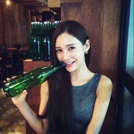 非主流美女甜蜜笑容图