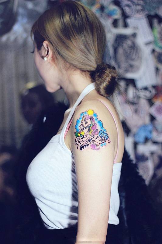 女生手臂彩绘纹身图案前卫个性