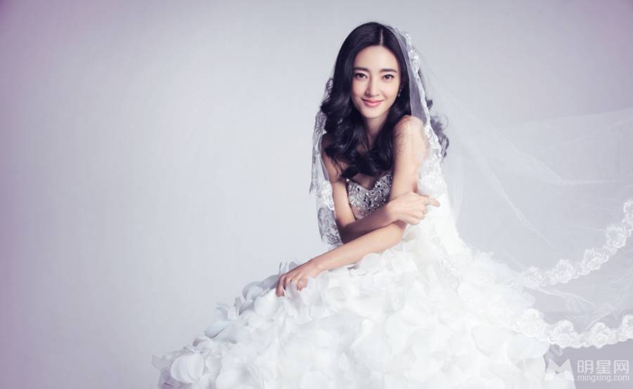 王丽坤唯美婚纱写真 优雅笑颜女神范