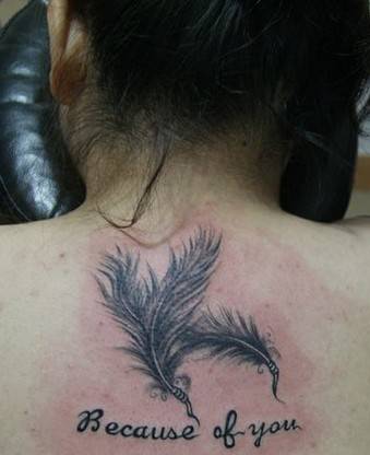 女生颈部羽毛纹身图案气质优雅
