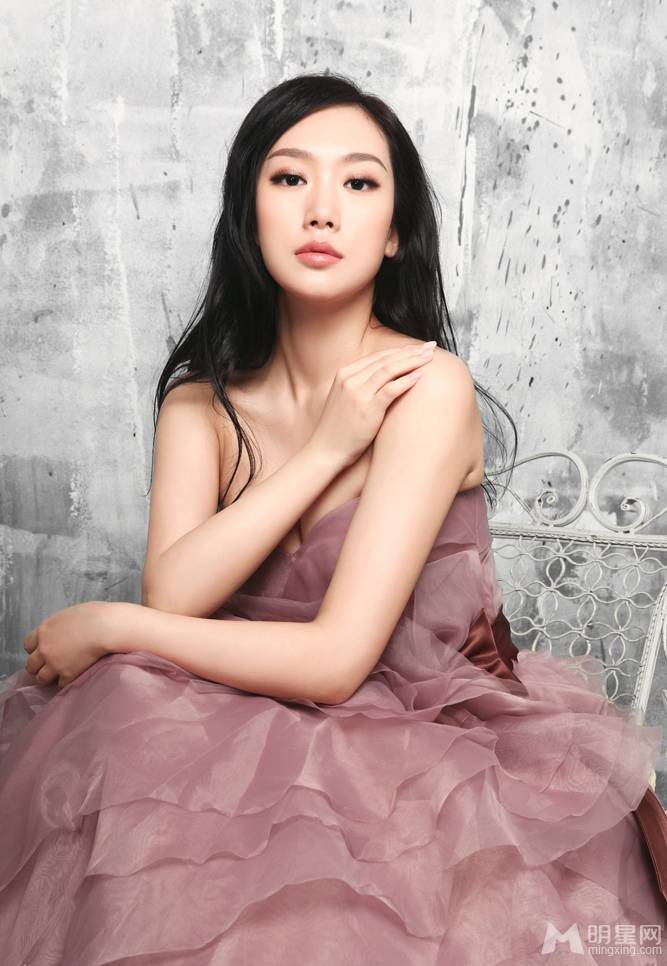 国内青年女演员刘一缇抹胸裙展知性气质