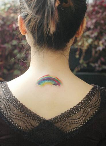 女生颈部上美丽无比的彩虹纹身