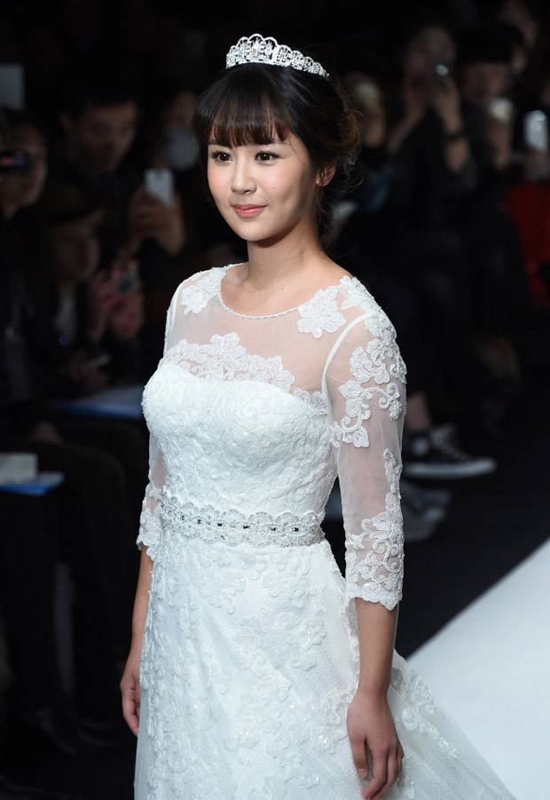 杨紫身穿纯白美丽时尚婚纱惊艳走秀组图