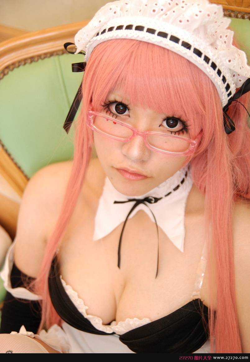 低胸女仆私房COSplay