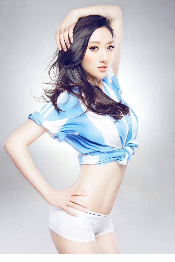 足球宝贝张舒媛秀S型傲人曲线