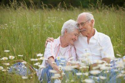 老年甜蜜夫妻意境图