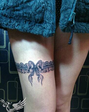 非主流女生大腿蕾丝边纹身图片