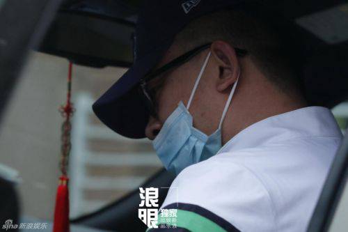 黄海波朋友家补眠 当爹20小时兴奋睡不着(5)