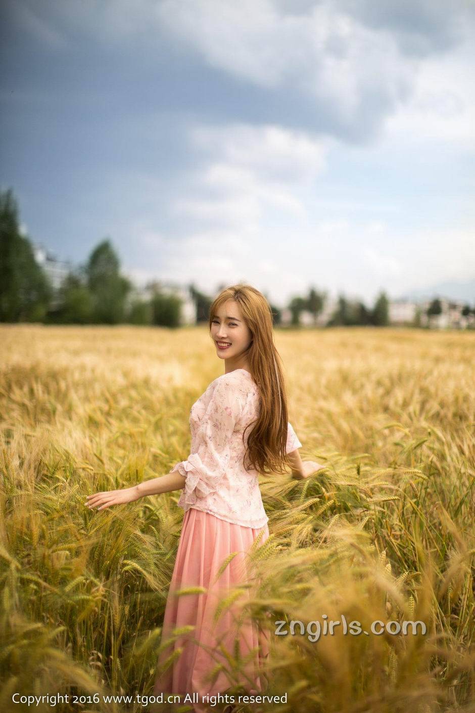 前凸后翘的妹子土肥圆矮超火辣性感来袭