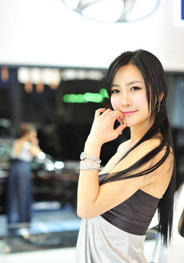 车模的可爱俏皮表情秀高清组图